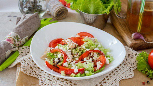 Салат из творога с овощами