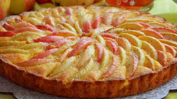 Как приготовить торт с яблоками и сметаной