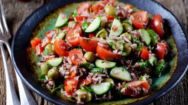 Рисовый салат с салями и маслинами