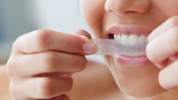 Как отбелить зубы в домашних условиях?