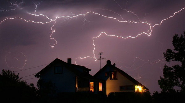 Как защитить дом от удара молнии?