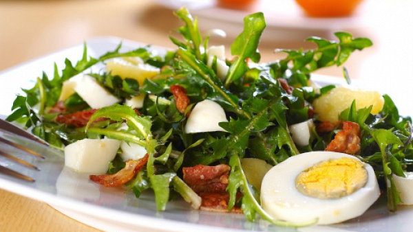 Салат с перепелиными яйцами и мясом перепелки