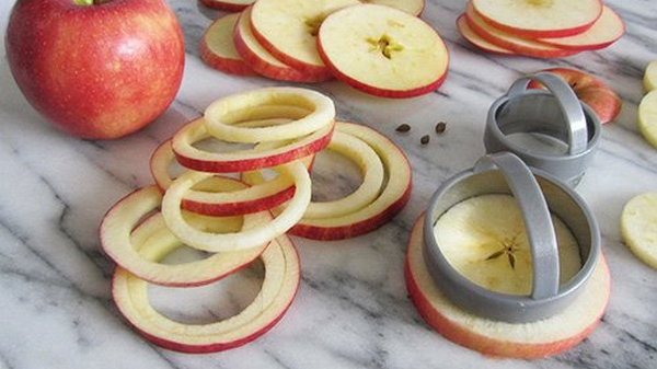 Идея для снэка: сладкие и хрустящие яблочные колечки в кляре