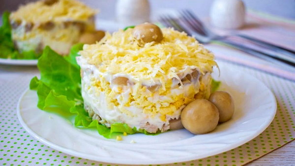 Салат из курицы, грибов и сыра