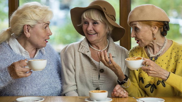 За что подруги ругают пенсионерку, обожающую посиделки в кафе