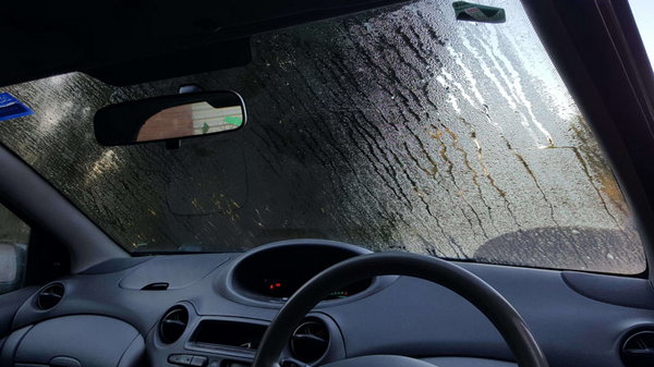 Почему во время дождя запотевают стекла в автомобиле