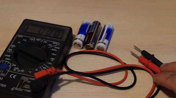 Как проверить заряд батарейки без тестера