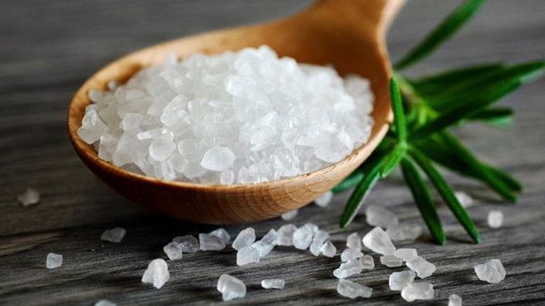 8 лайфхаков с солью, которые облегчат быт