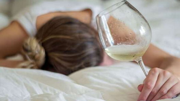 Алкоголь перед сном вызывает бессонницу