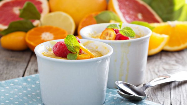 Йогурт со свежими апельсинами и мятой
