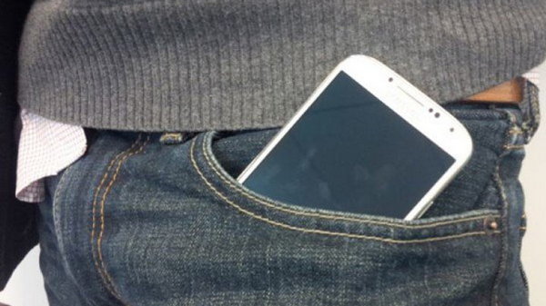 7 причин по которым нельзя носить телефон в кармане