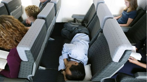 Два важных правила: как откидывать спинку кресла в самолете
