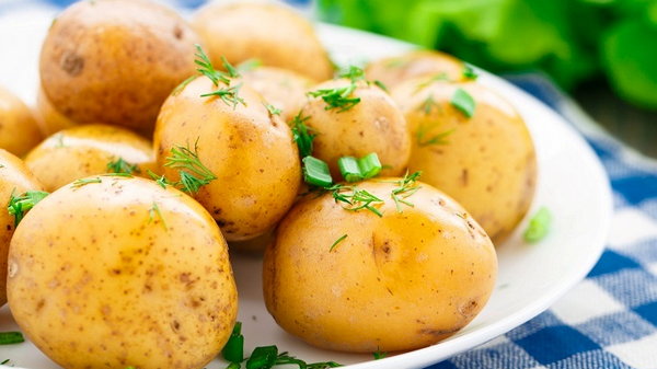 Как быстро почистить молодую картошку: пять простых способов