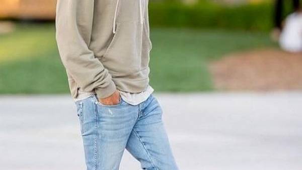 Стильный образ с джинсами и худи: секреты комбинирования вещей