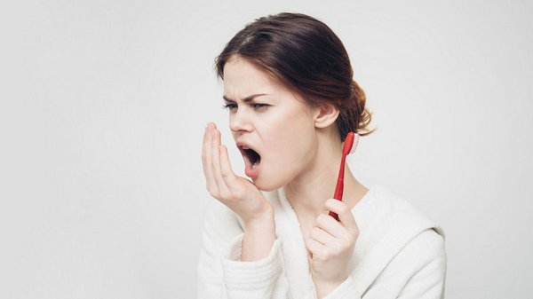 10 простых способов победить неприятный запах изо рта