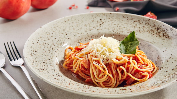 Настоящий хит итальянской кухни: простой рецепт ароматной пасты с томатами и базиликом