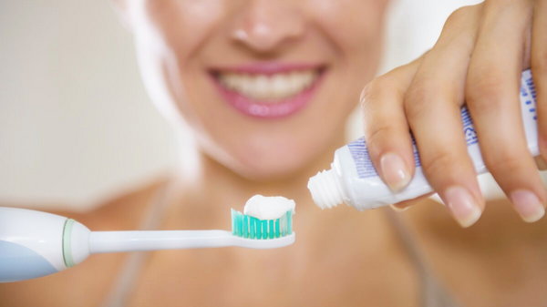 9 способов использовать зубную щетку для красоты